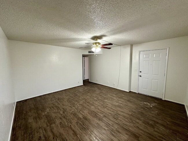 Foto del edificio - 6742 E Dallas St