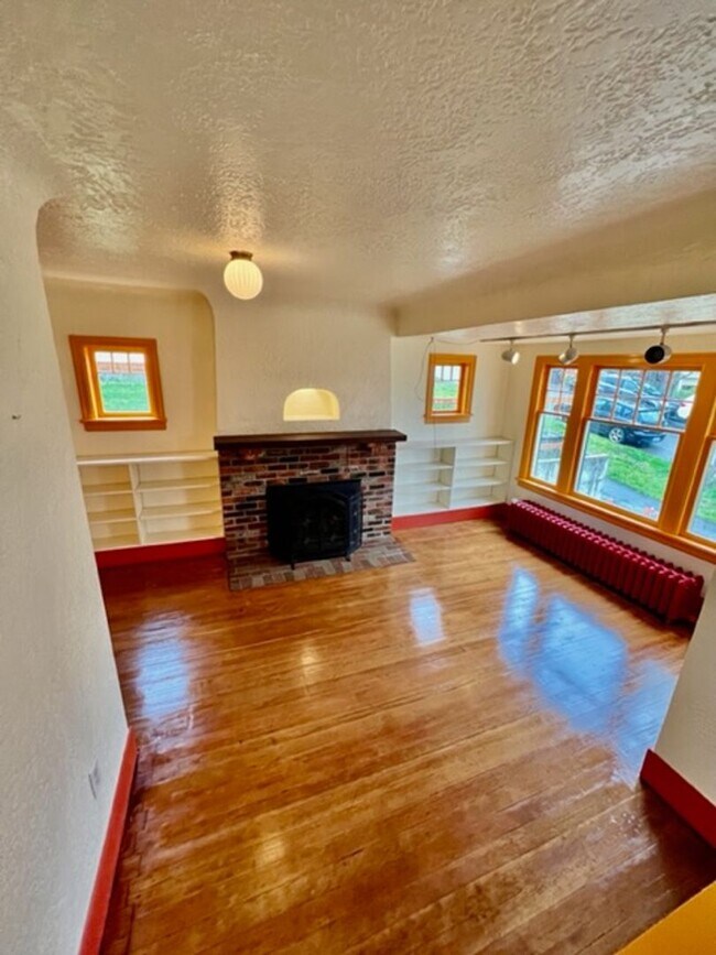 Building Photo - Phinney Ridge Home
