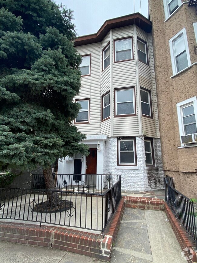 Building Photo - 146 Bowers St