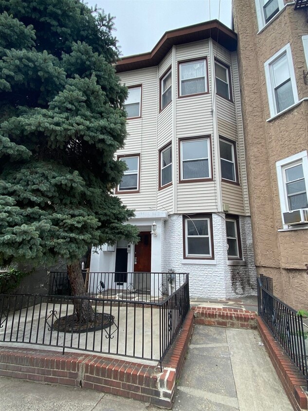 Primary Photo - 146 Bowers St