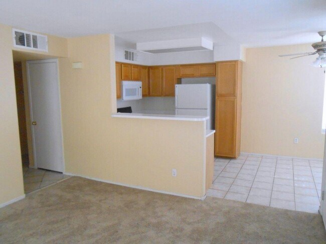 Building Photo - Spacious 2 bedroom Upstairs Condo in Gated...