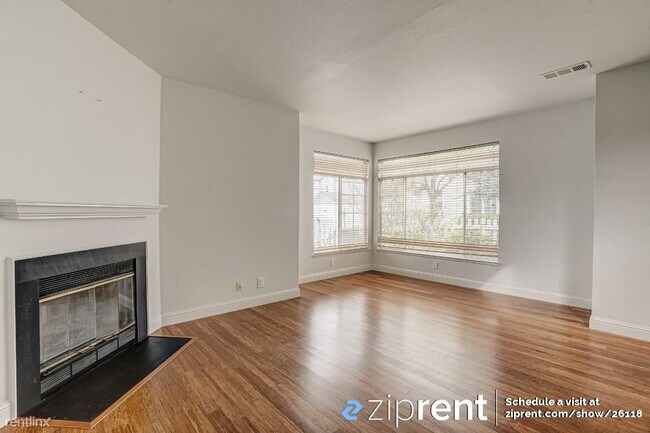 Foto del edificio - 2 br, 2.5 bath Townhome - 603 Commodore Dr...