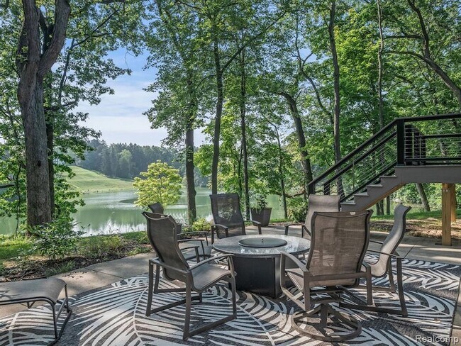 Building Photo - 3511 Lakecrest Dr