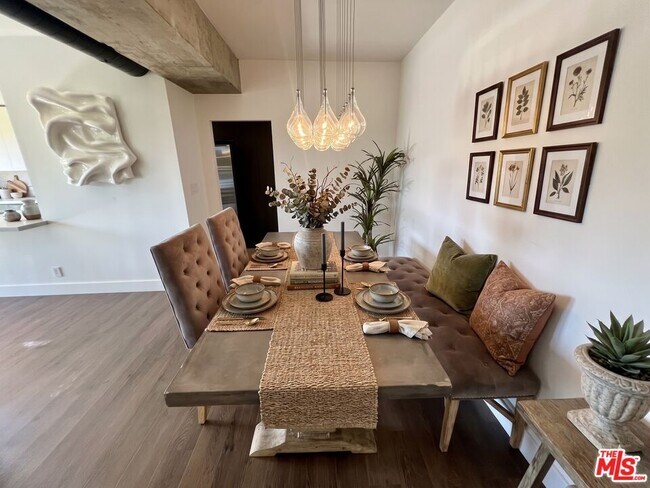 Foto del edificio - 838 N Doheny Dr