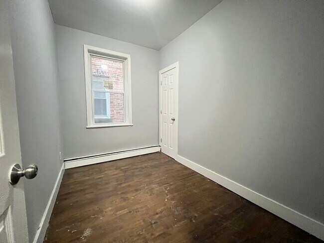 Building Photo - 524 3rd St
