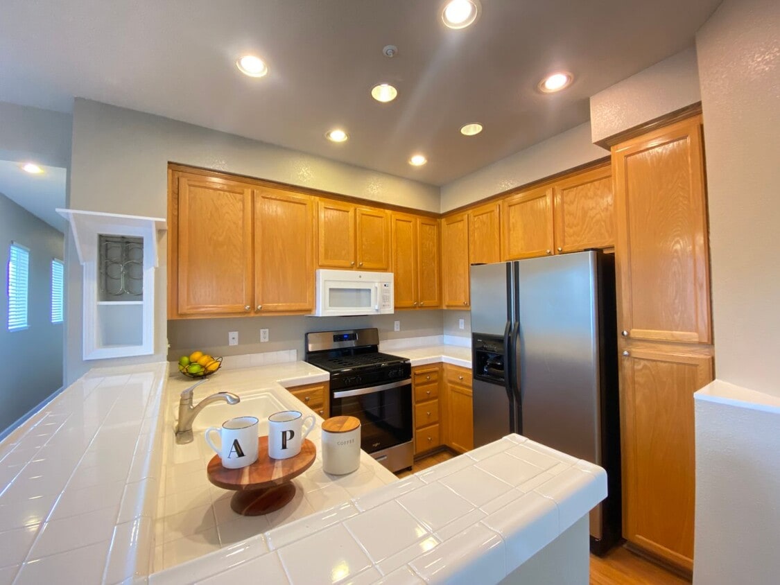 Low Deposit W/ Garage Parking & In Unit Laundry! - Advent - Low Deposit W/ Garage Parking & I...