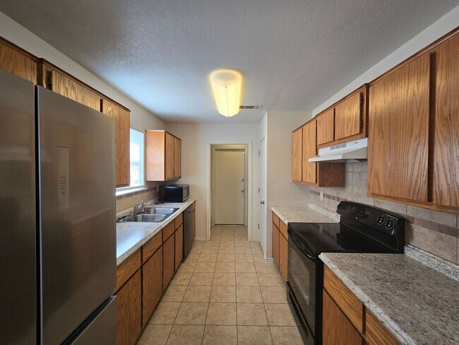 Building Photo - AVAILABLE NOW!