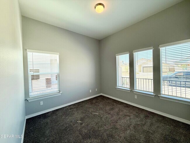 Foto del edificio - 15136 Ambition Ave