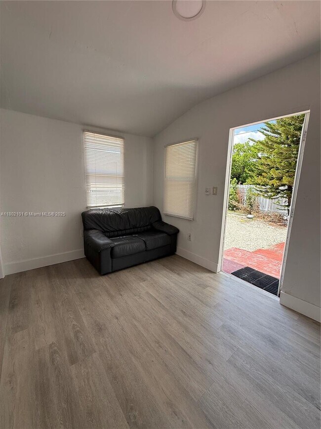 Foto del edificio - 2460 NW 61st St