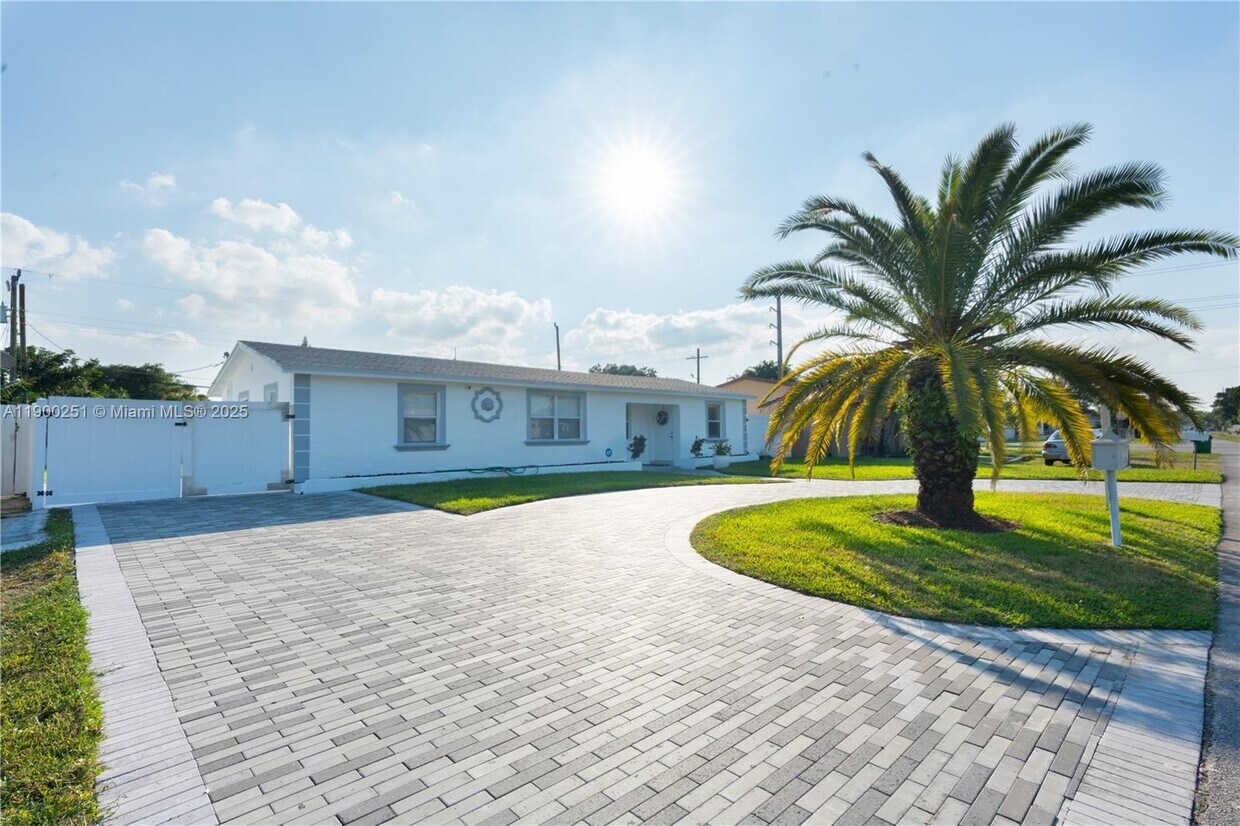 Foto principal - 6390 Plunkett St