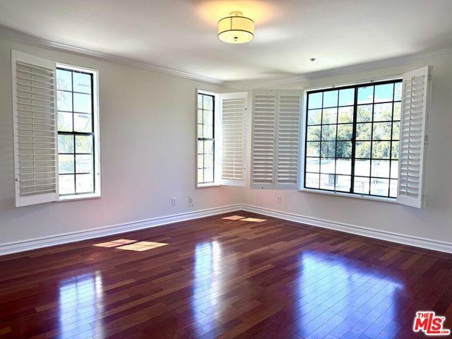 Primary Photo - 107 N Swall Dr