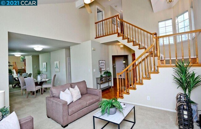 Building Photo - 340 Saclan Terrace