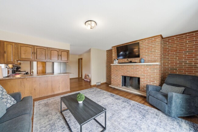 Building Photo - 1201-1203 Johnston Drive-SI ID1497747P
