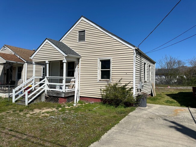 Foto del edificio - 2 bed house with big yard in Petersburg Va!