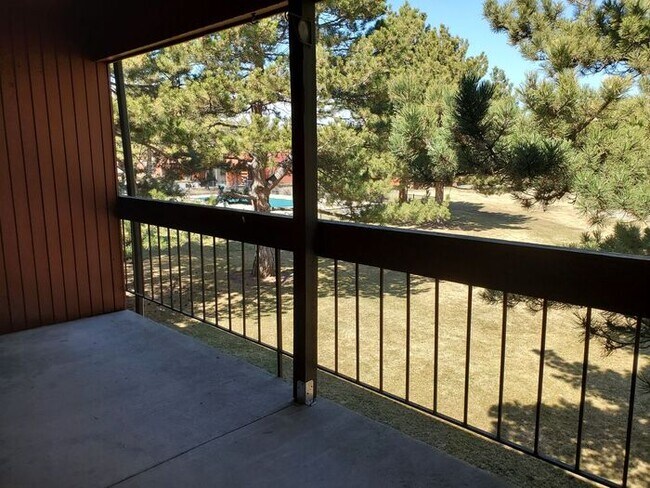 Foto del edificio - Second level, end unit 2 bed, 1 bath condo...