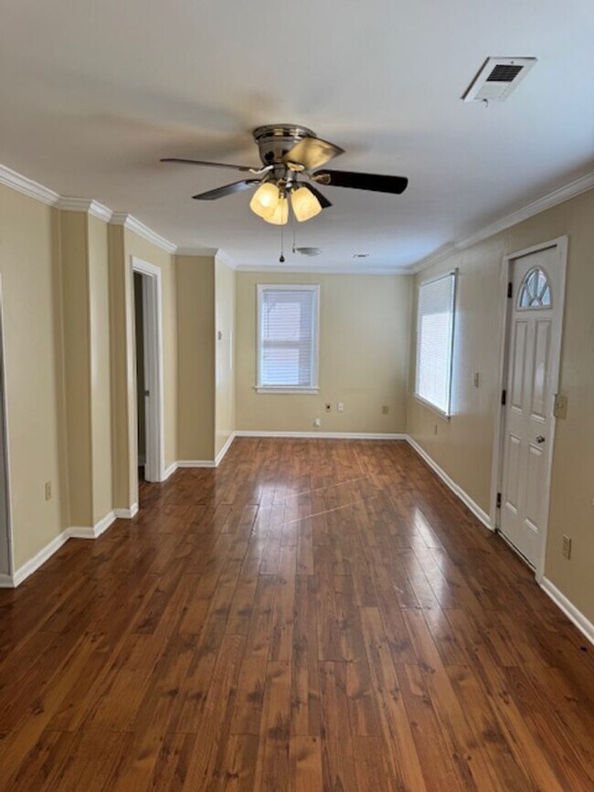 Building Photo - Charming 2-bedroom home available now in E...