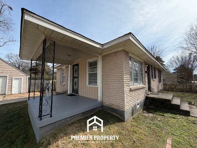 Building Photo - Charming 3BR Home w/ Hardwood Floors & Fenced Backyard in East Memphis