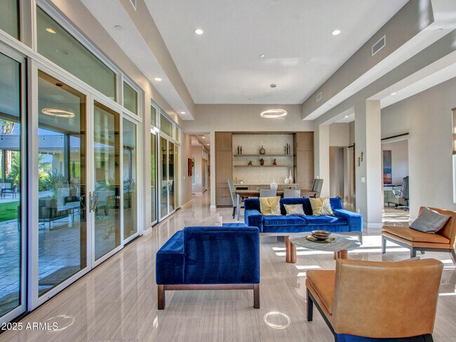 Foto del edificio - 6031 E Paradise Dr