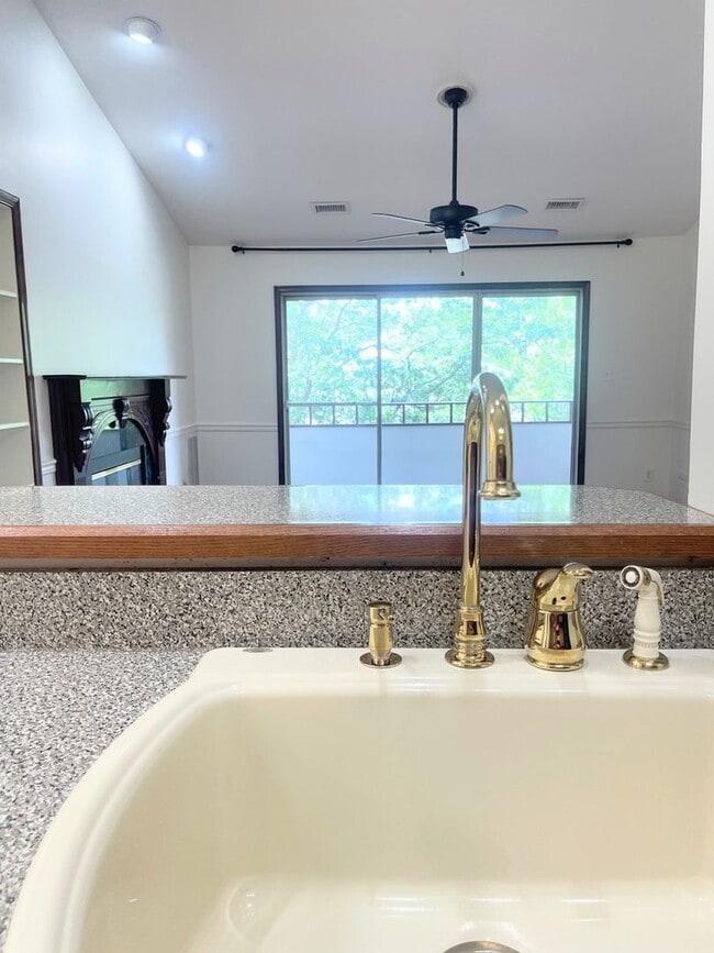 Building Photo - 2 Bedroom 2 Bathroom Penthouse Condo In Si...