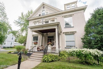Building Photo - 143 Caroline St