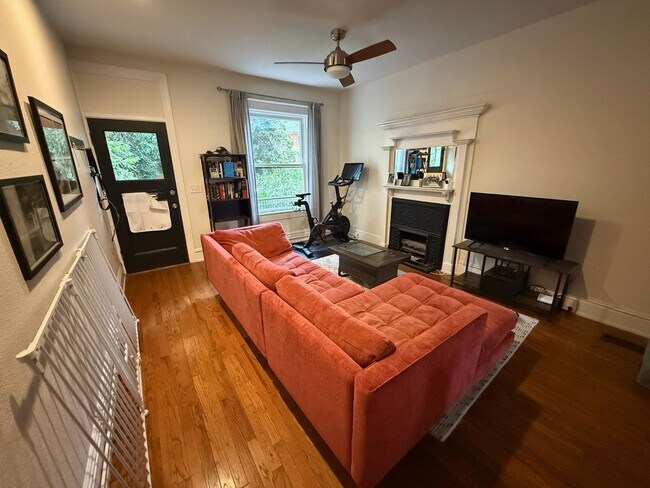 Foto del edificio - Remodeled 2 Bed / 2 Bath ½ Townhome | Private Rooftop Patio + Detached Garage |  Available Early ...