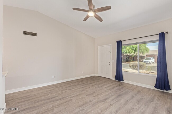 Foto del edificio - 502 E Sequoia Dr