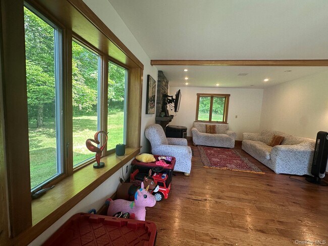 Foto del edificio - 109 Brush Hill Rd