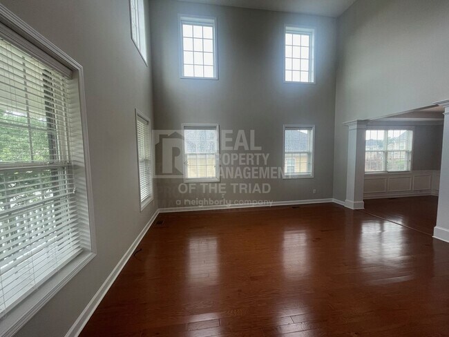 Foto del edificio - Amazing 5 Bedroom, 3 Bath Two Story Single...