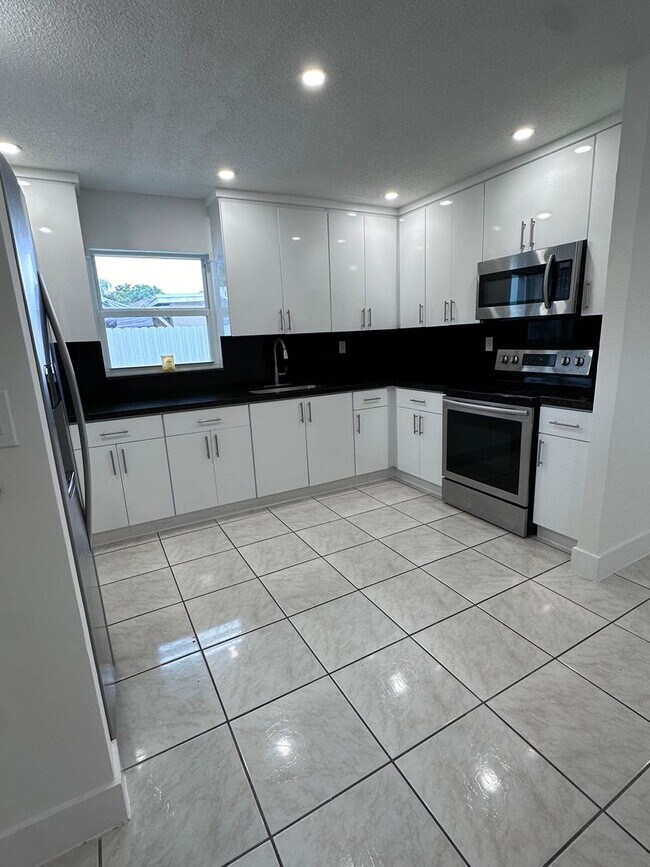 Foto del edificio - 1866 NW 27th St