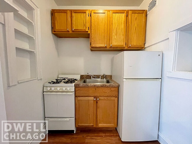 Building Photo - 2500 N Sawyer Ave