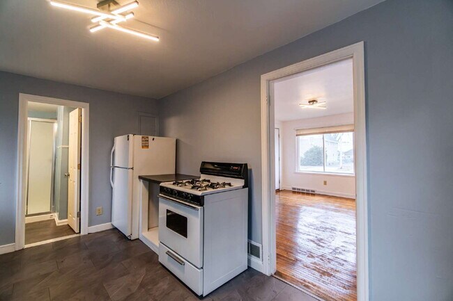 Foto del edificio - Updated Efficiency Apartment with Modern Kitchen & Bath – Pets Welcome!