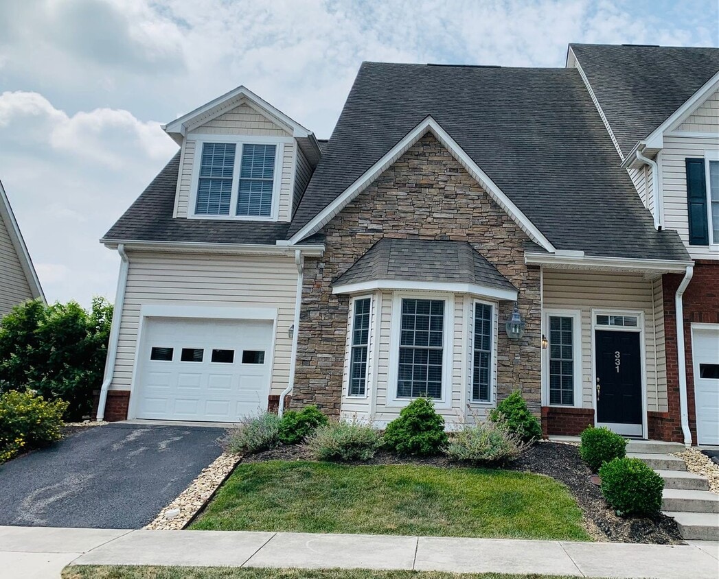 Building Photo - 3 Bedroom 3.5 Bath End Unit Townhouse