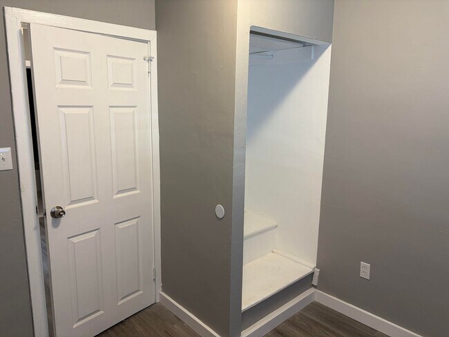 Building Photo - Newly Renovated 2 Story Townhouse in Garde...