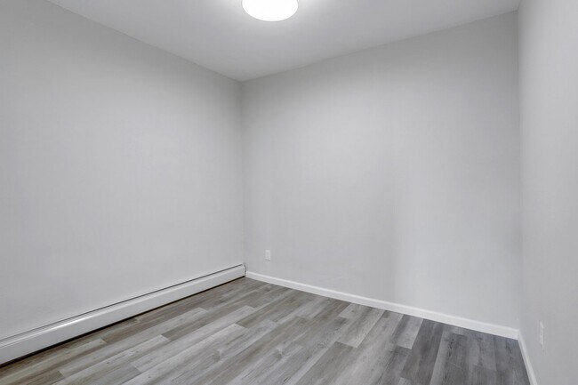 Foto del edificio - Queen room in 3-bed/1.0-bath Home