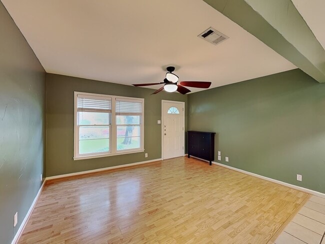Foto del edificio - 412 Harrison Ln