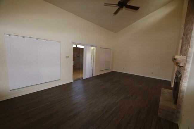 Foto del edificio - 15819 Spruce Point Dr