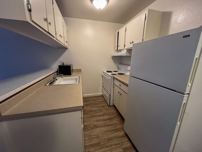 Building Photo - Perfect 1 Bed 1 Bath - Covered Parking Included!