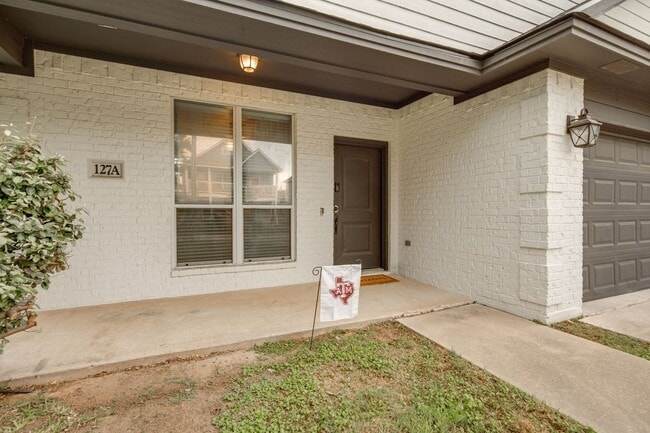 Building Photo - AUGUST PRE-LEASE!  3 Bedroom 3 Bathroom Ho...