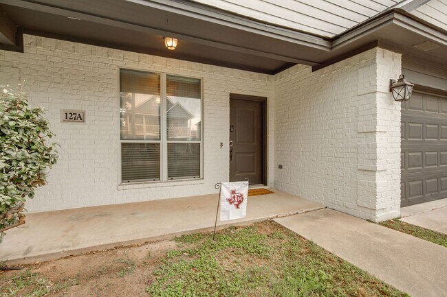 Foto del edificio - AUGUST PRE-LEASE!  3 Bedroom 3 Bathroom Ho...