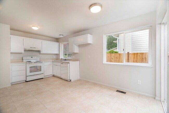 Building Photo - North Bothell 3 bdrm Townhome with private...