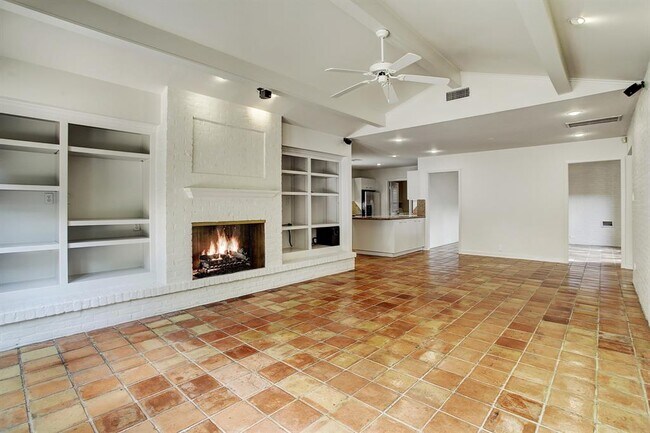 Foto del edificio - 6139 Chevy Chase Dr