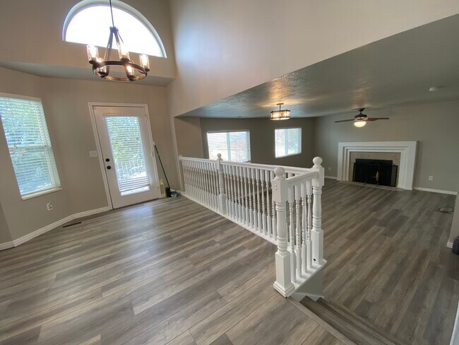 Building Photo - 183 E Manilla Dr