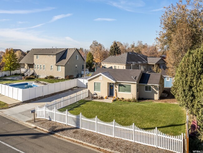 Building Photo - 2823 N Canyon Rd