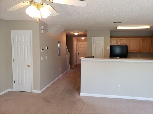 Building Photo - Spacious 4 bedroom 3 bath townhome in Morrow
