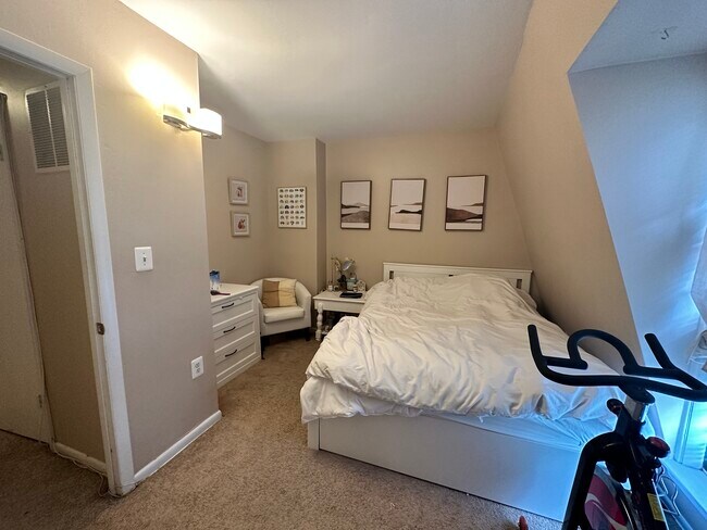 Foto del edificio - 1349 Riggs St NW