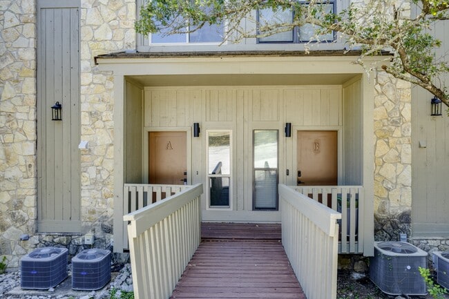Building Photo - 801D Grassy Knoll