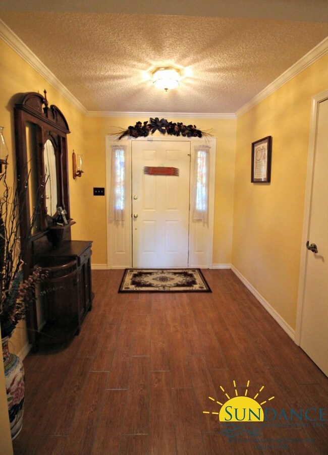 Building Photo - Beautiful 4 Bedroom Kenwood Home