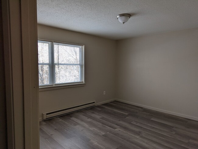 Building Photo - Main Level Renovated 2 Bedroom Apartment