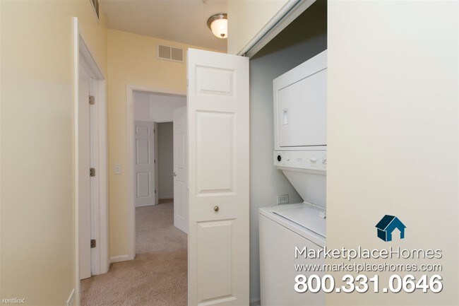 Building Photo - 2220 Aurora Dr