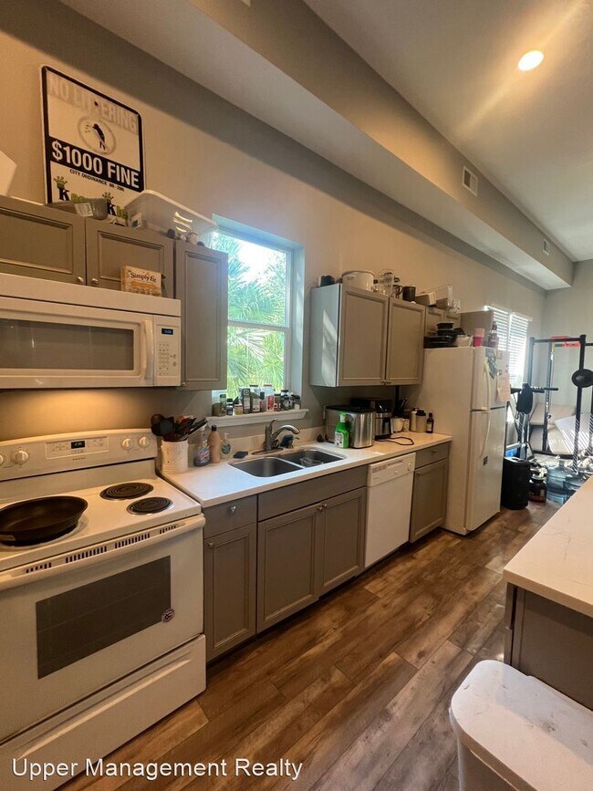 Building Photo - 4 br, 2.5 bath Apartment - 7414 Burthe Str...